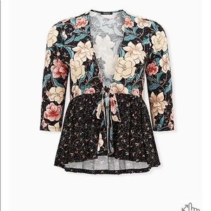 Torrid front tying shirt. Size 00